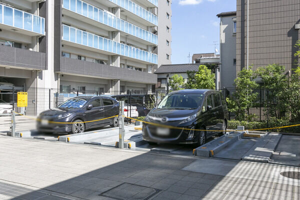 屋内と屋外にそれぞれ機械式駐車場を設置。