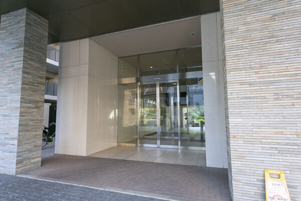 住まう人々の誇りを象徴するエントランス。