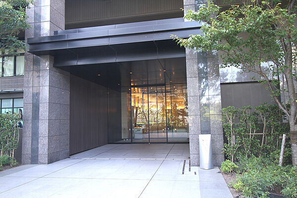 2層分のガラスウォールにより、エレガントで気品溢れるエントランス。