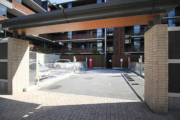 敷地北側にはターンテーブルを備えた平面駐車場。