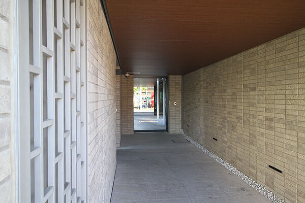 北側のサブエントランス。
