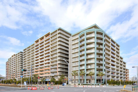 総戸数245戸の大規模マンション。専有面積が100㎡のゆとりある住空間を演出。