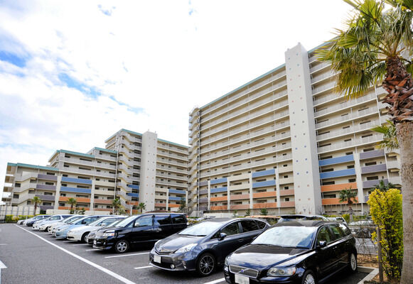 来客用駐車場、専用洗車場などを設置。 来客用駐車場、専用洗車場などを設置。