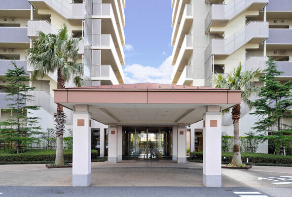 リゾートホテルのような瀟洒なデザインのエントランスアプローチ。 リゾートホテルのような瀟洒なデザインのエントランスアプローチ。