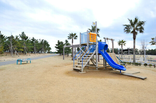 デイキャンプなどレジャー施設のある「浦安市総合公園」は約600m(徒歩7分)。 デイキャンプなどレジャー施設のある「浦安市総合公園」は約600m(徒歩7分)。