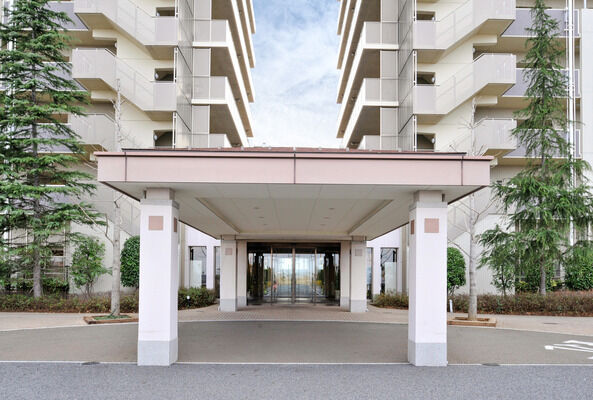 南国のホテルのような開放感の高いエントランスアプローチ。