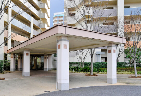 リゾートライクな車寄せも可能なエントランスには、オートロックを配備。