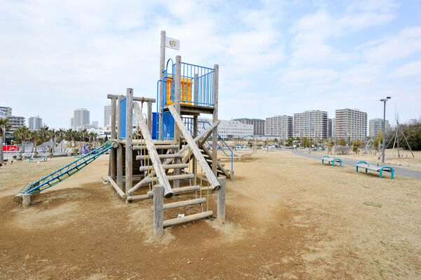 ドッグラン・キャンプ施設のある「浦安総合公園」は約400m（徒歩5分）。