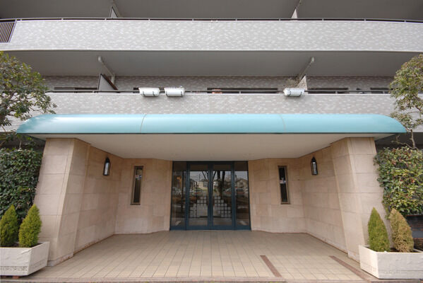 ファサードの緑色が特徴的なエントランスアプローチ。