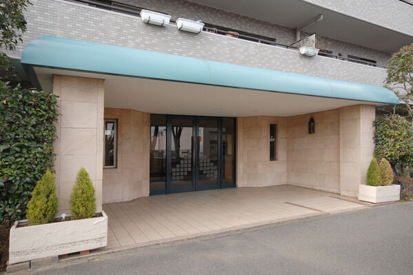 エントランスには、オートロックやセキュリティシステムを設置。