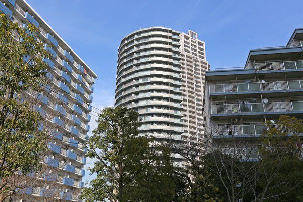 【スカイシティ豊洲】日中は管理員、夜間は警備員が常駐し、24時間・365日の管理体制を実施します。		 【スカイシティ豊洲】日中は管理員、夜間は警備員が常駐し、24時間・365日の管理体制を実施します。