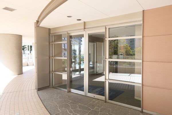 メインエントランスの向こうには、大理石のホールと陽ざし溢れるロビーラウンジが。		