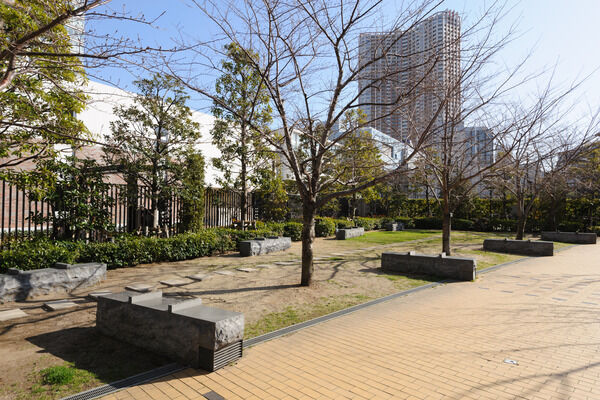 サクラ広場や専用テニスコートなど敷地内の多彩な施設に目を見張ります。 サクラ広場や専用テニスコートなど敷地内の多彩な施設に目を見張ります。