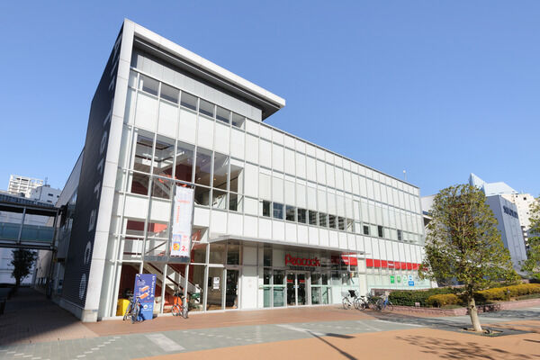 アイランド内の「大丸ピーコック芝浦アイランド店」は暮らしの強い味方に。 アイランド内の「大丸ピーコック芝浦アイランド店」は暮らしの強い味方に。