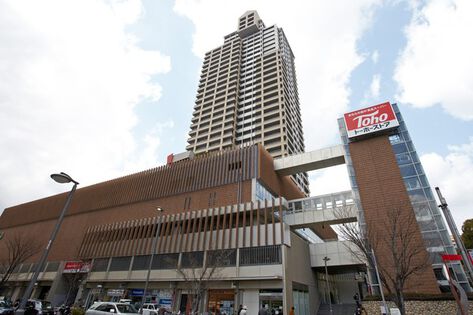 明るい色彩のタイルを採用した外観デザイン。