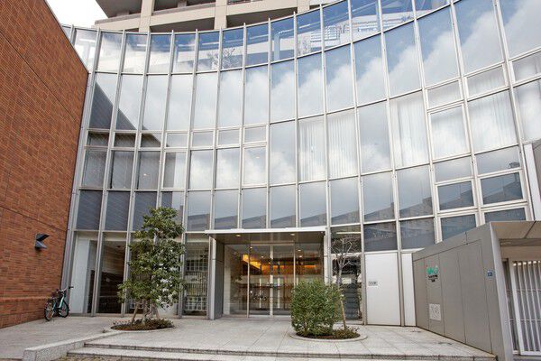 【ウェルブ六甲道】玄関口はモダンなアール状のガラス張り。 【ウェルブ六甲道】玄関口はモダンなアール状のガラス張り。