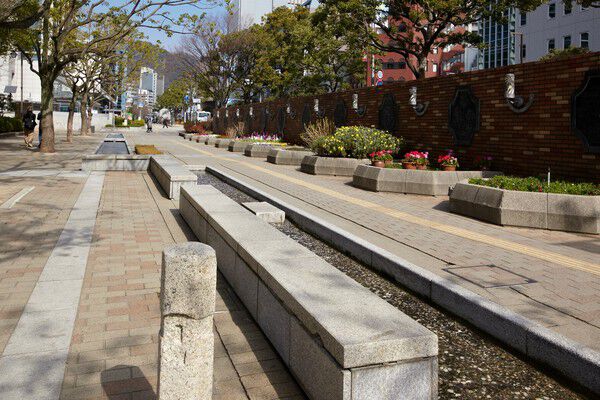 「フラワーロード花と緑の道」まで約140m（徒歩2分）。