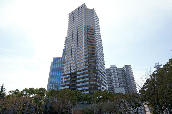 【アーバンライフ神戸三宮ザタワー】正面性を持たず、360度どこから見ても美しいランドマークタワー。