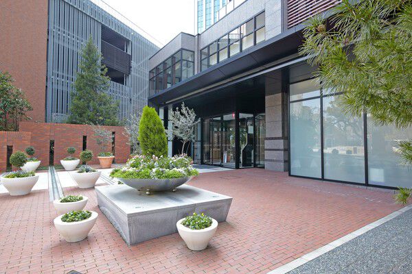 レンガ造りのエントランスガーデンは、多彩な緑が配されています。