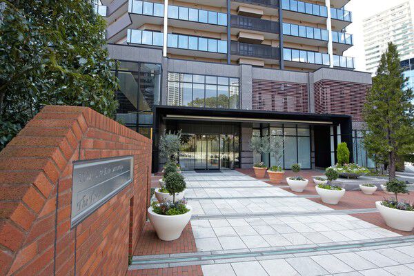 優雅な邸宅へと誘うエントランスアプローチ。