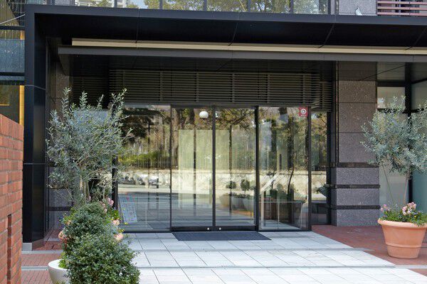 エントランスの向こうに、気品に満ちたホールが広がります。