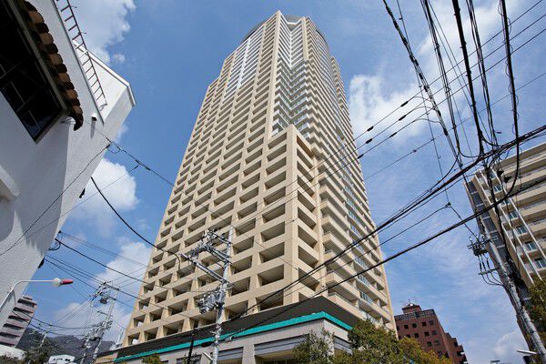【トア山手】頂にはスクリーンで包み込んだオーバルガーデン、内部には天空の庭園が。