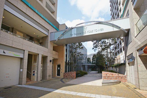 建物周りは植栽の並木道、エントランスまでのアプローチもゆったりとした造り。 建物周りは植栽の並木道、エントランスまでのアプローチもゆったりとした造り。