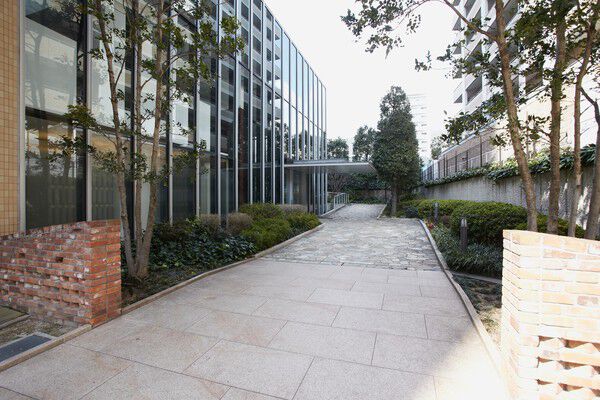 タワーの南側は豊かな緑に彩られた「トア公園」へとリンクしています。 タワーの南側は豊かな緑に彩られた「トア公園」へとリンクしています。