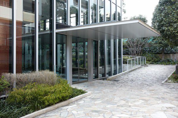 緑に囲まれたエントランスホールは、広々とした2層吹抜けでガラス張り。 緑に囲まれたエントランスホールは、広々とした2層吹抜けでガラス張り。