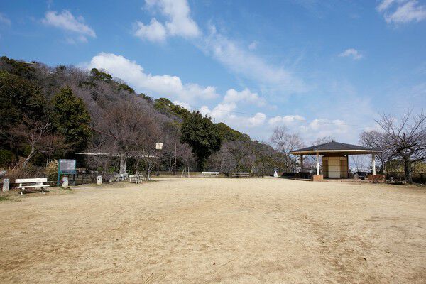 神戸の名所「諏訪山公園」までは約780m(徒歩10分)。 神戸の名所「諏訪山公園」までは約780m(徒歩10分)。