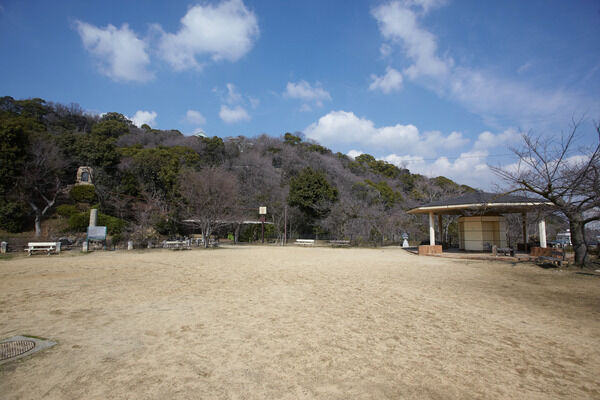 夜景の名所ヴィーナスブリッジが見どころ「諏訪山公園」は約950m(徒歩11分)。 夜景の名所ヴィーナスブリッジが見どころ「諏訪山公園」は約950m(徒歩11分)。