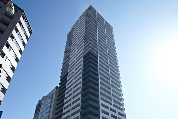 【Brillia Tower神戸元町】シックなモノトーンカラーのスリムなフォルム。		