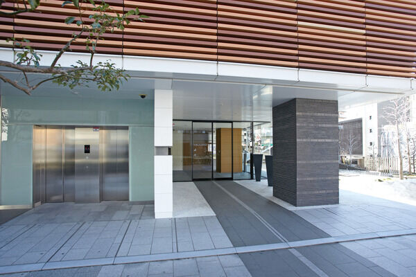 テラコッタルーバーと御影石が凛とした品位を醸し出すエントランス。		