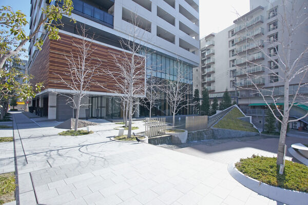 そよ風の囁き、水のせせらぎ、こぼれる木漏れ日。自然を堪能するライフスタイル。		