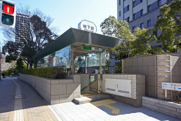 神戸市西神山手線「県庁前」駅から約80m（徒歩1分）。		