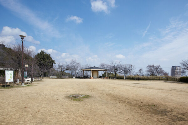 「諏訪山公園」は、約580m（徒歩8分）。		