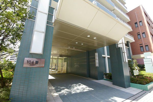 都心への喧噪から、寛ぎの空間へと誘うアプローチ。