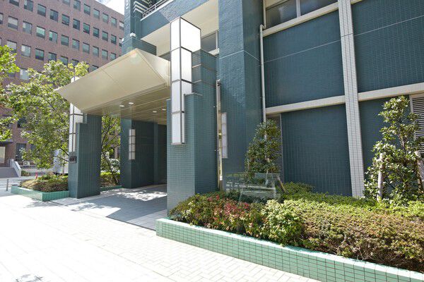 公道に面した敷地内には緑地を設けて、周辺環境との調和を目指しました。