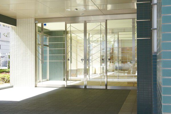 エントランスを抜けると2層吹き抜けのエントランスホールへ。