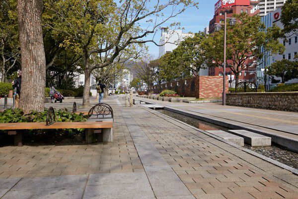 「フラワーロード花と緑の道」まで約400m（徒歩5分）。