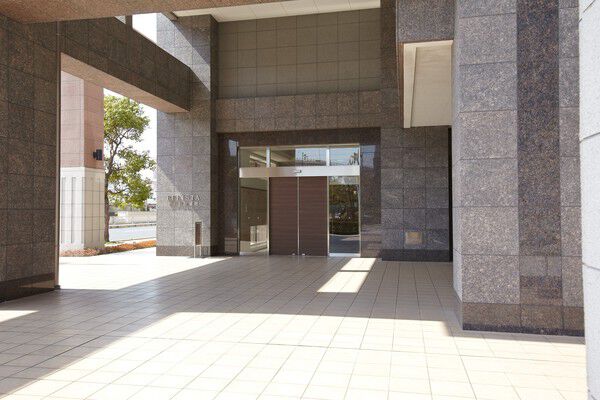 ゆったりとした街廊のなかで、ひときわの奥行きを確保したアプローチ。