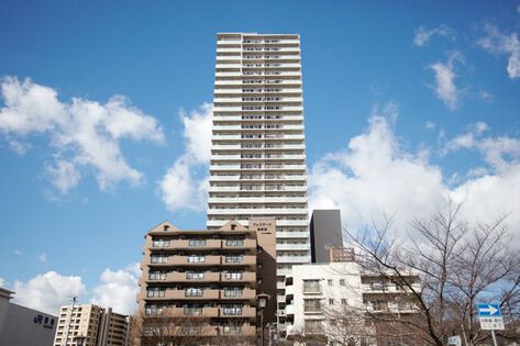 地上32階建の高層マンション。