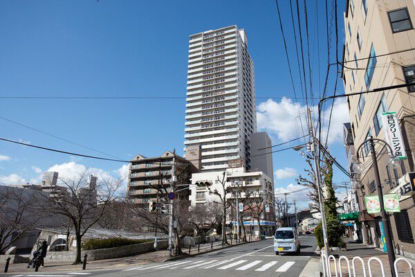 【ワコーレ神戸灘タワー】優れた開放感、独立性をかなえる3方道路角立地に立地。 【ワコーレ神戸灘タワー】優れた開放感、独立性をかなえる3方道路角立地に立地。