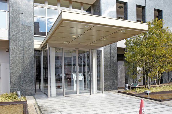 家族のご帰宅を水の潤いと共に格調高くお出迎えするエントランス。 家族のご帰宅を水の潤いと共に格調高くお出迎えするエントランス。