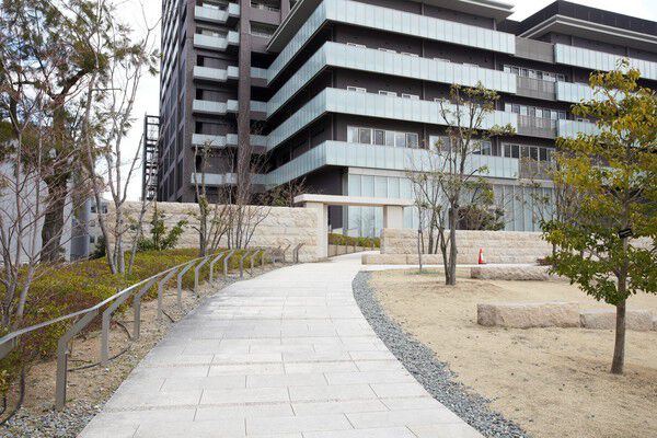 西側に隣接するフォレストプラザから、アプローチでメインエントランスへ。 西側に隣接するフォレストプラザから、アプローチでメインエントランスへ。