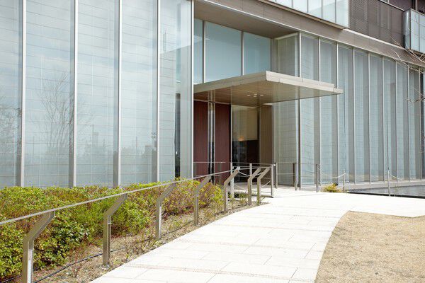 ゆるやかなカーブを描くアプローチの周りには、植栽が施されています。 ゆるやかなカーブを描くアプローチの周りには、植栽が施されています。