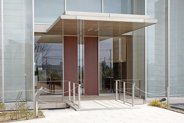 天井高約5.6mの重厚感あふれるエントランスホールが広がります。 天井高約5.6mの重厚感あふれるエントランスホールが広がります。