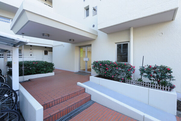 足元にレンガタイルを敷き詰めた格調高いアプローチ。