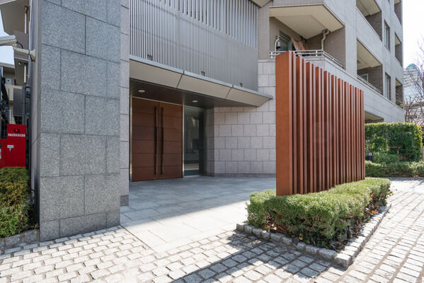 エントランスは“格子”をモチーフにデザイン。和の趣が漂います。