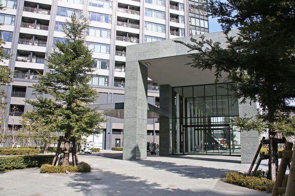 リュクスなエントランスには、庇付きの車寄せを設置。		